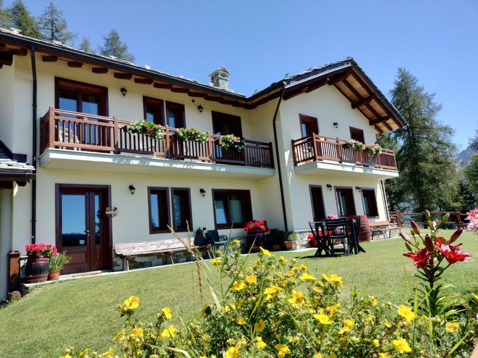 Hotel Le Coin des Mélèzes Brusson Exterior foto